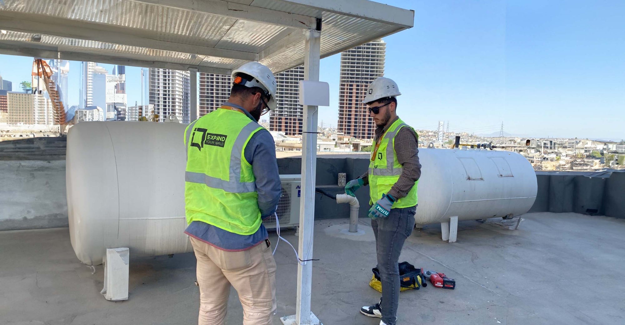 two engineers installing AirVisual Outdoor