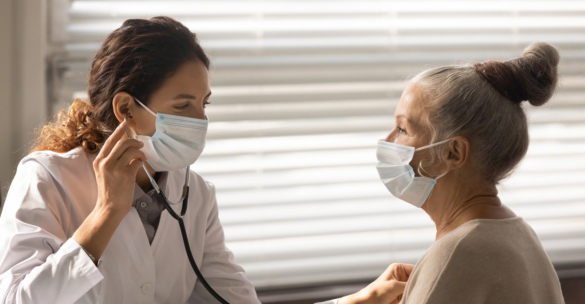 Doctor checking elderly woman&#039;s pulse