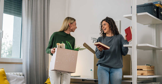 girls setting up their dorm room